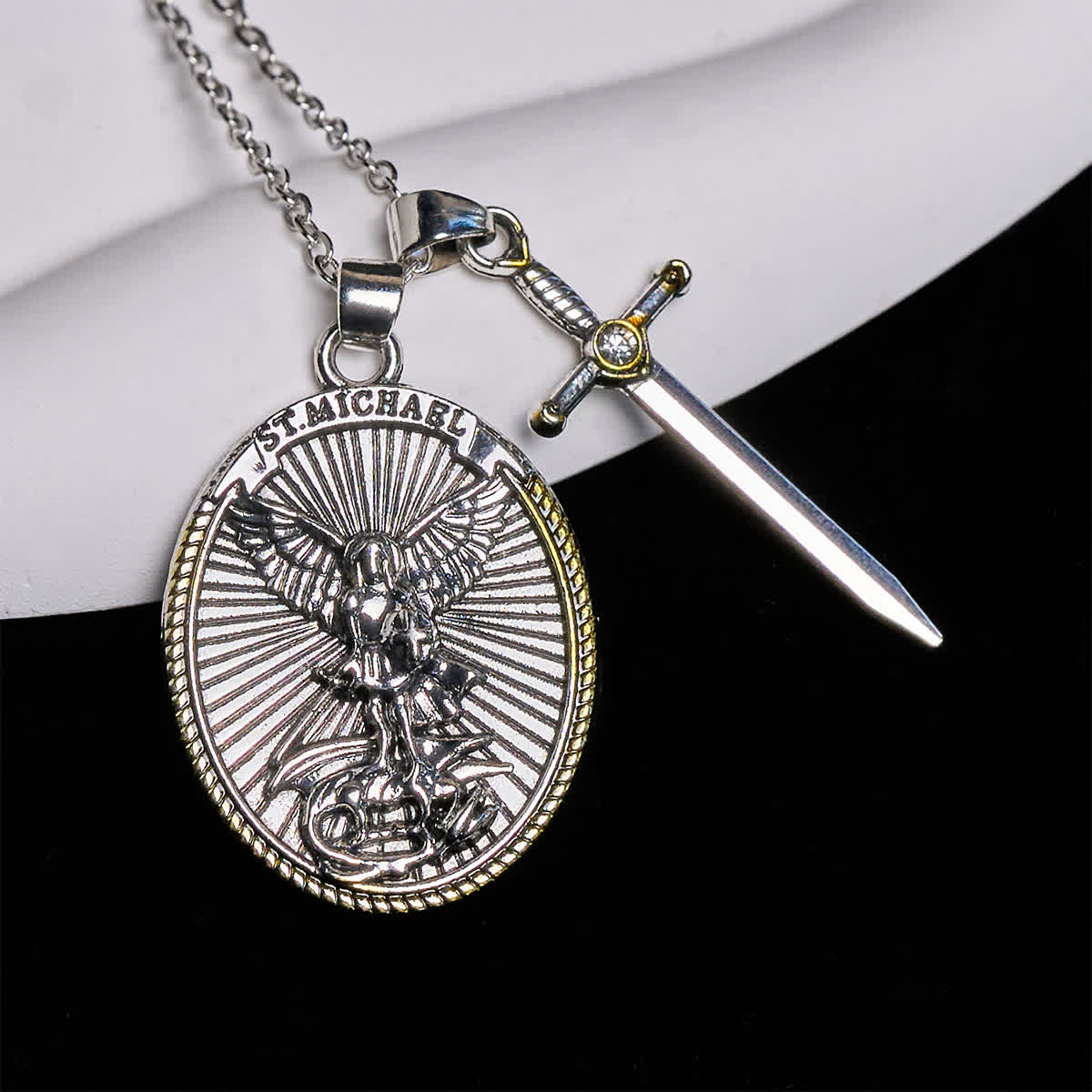 Collar con colgante de San Miguel con espada de dos tonos y escudo ovalado