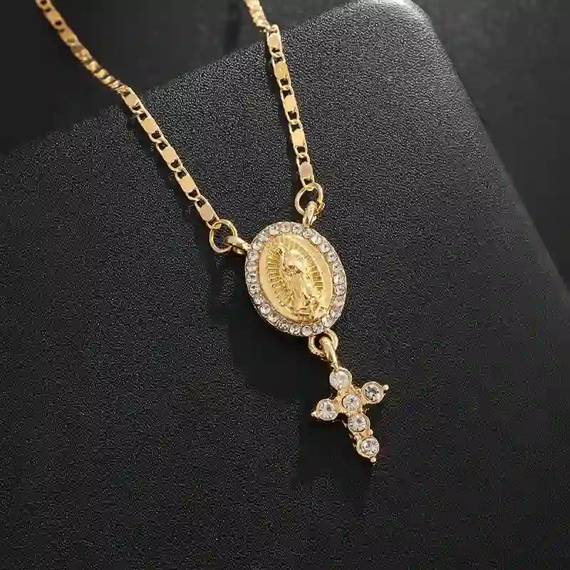 Collar con Colgante de Nuestra Señora y Cruz: Devoción Divina y Elegancia Atemporal