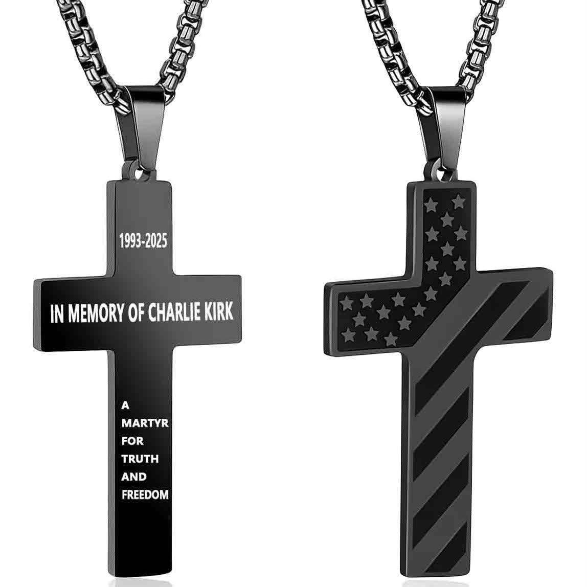 Collar Cruz Tricolor con Bandera Estadounidense y Escritura: Una Expresión Patriótica