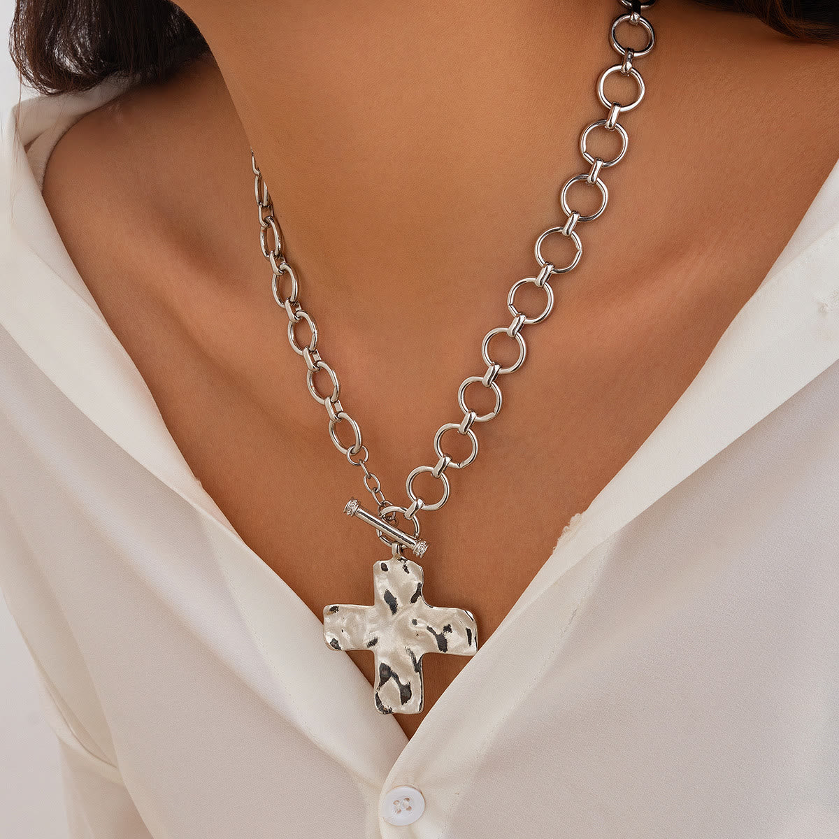 Collar de la Serie Cruz Martillada: Fe Contemporánea y Devoción con Estilo