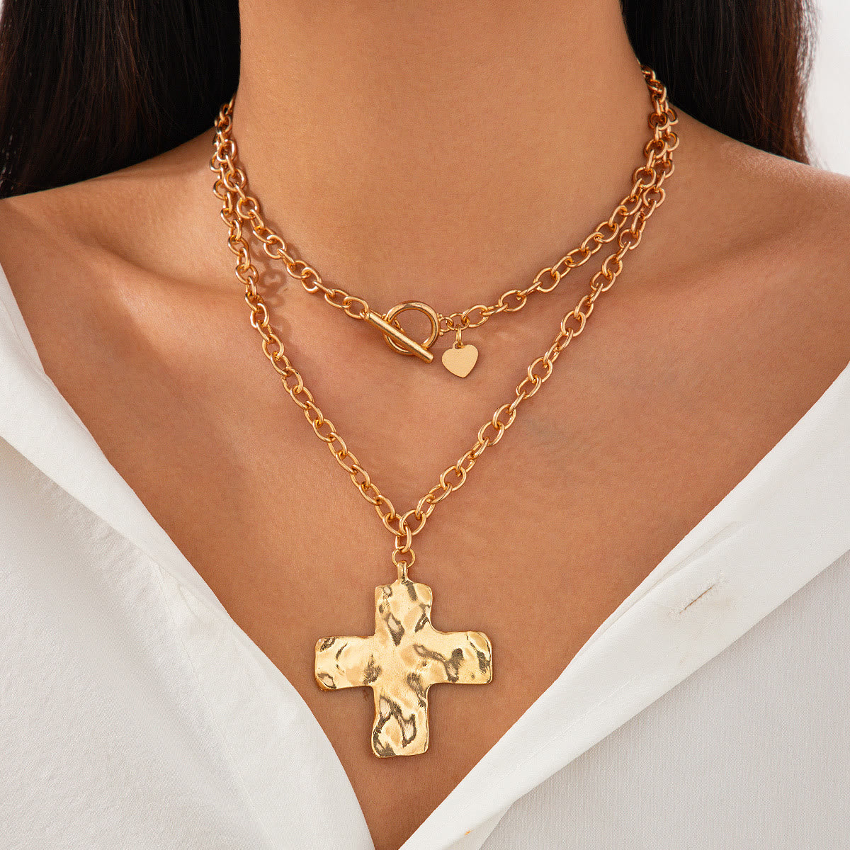 Collar de la Serie Cruz Martillada: Fe Contemporánea y Devoción con Estilo