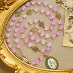 Rosario, pulsera de corazón rosa y mariposa: devoción y espiritualidad artística