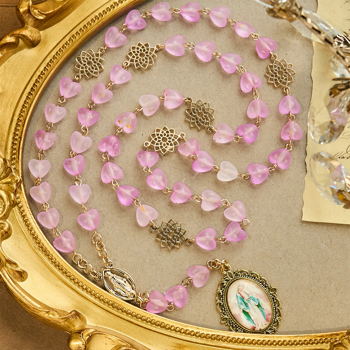 Rosario, pulsera de corazón rosa y mariposa: devoción y espiritualidad artística