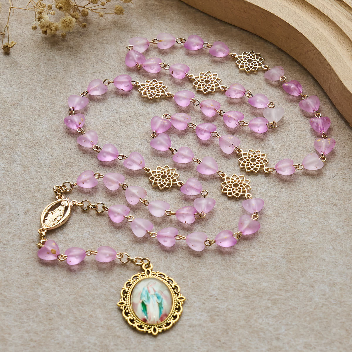 Rosario, pulsera de corazón rosa y mariposa: devoción y espiritualidad artística
