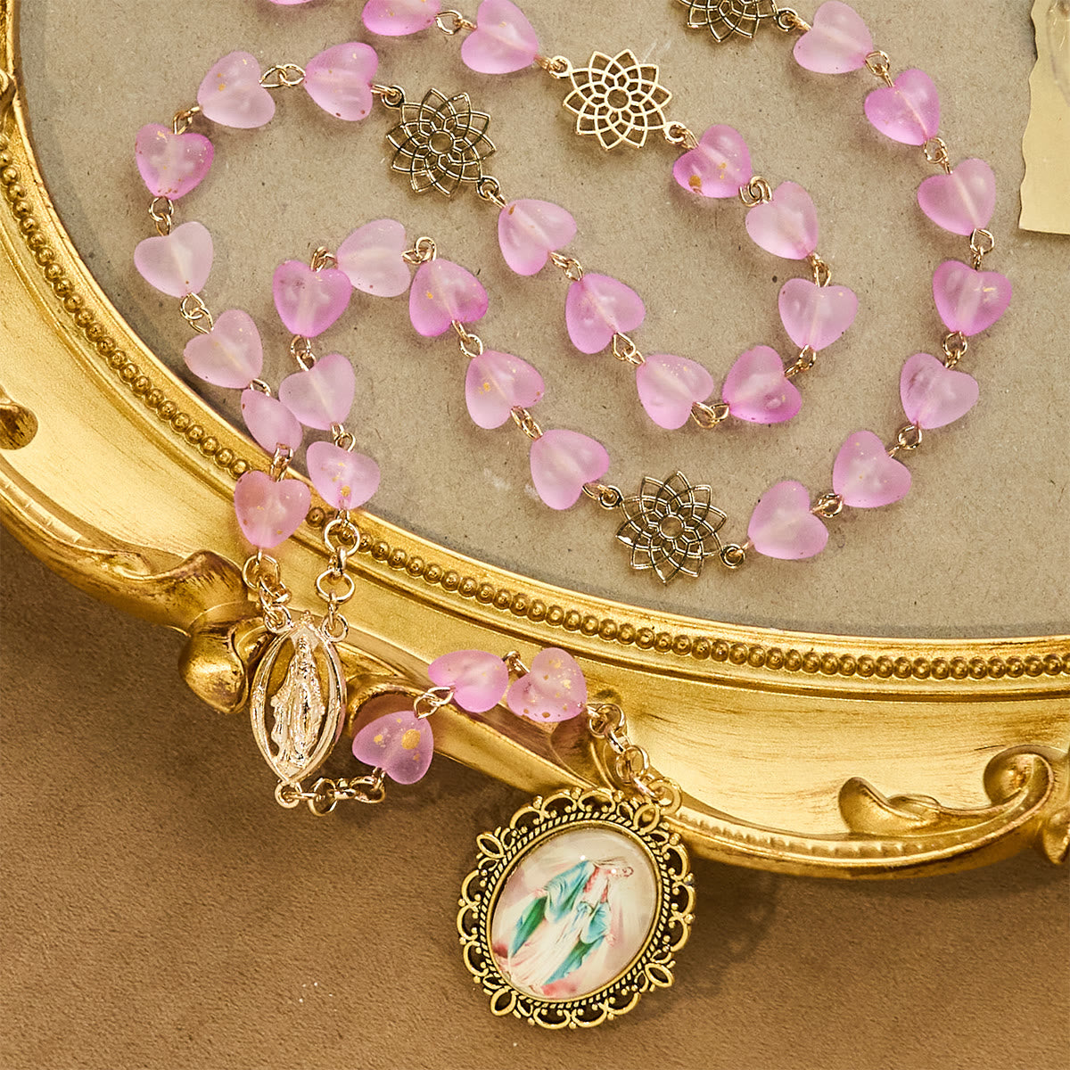 Rosario, pulsera de corazón rosa y mariposa: devoción y espiritualidad artística