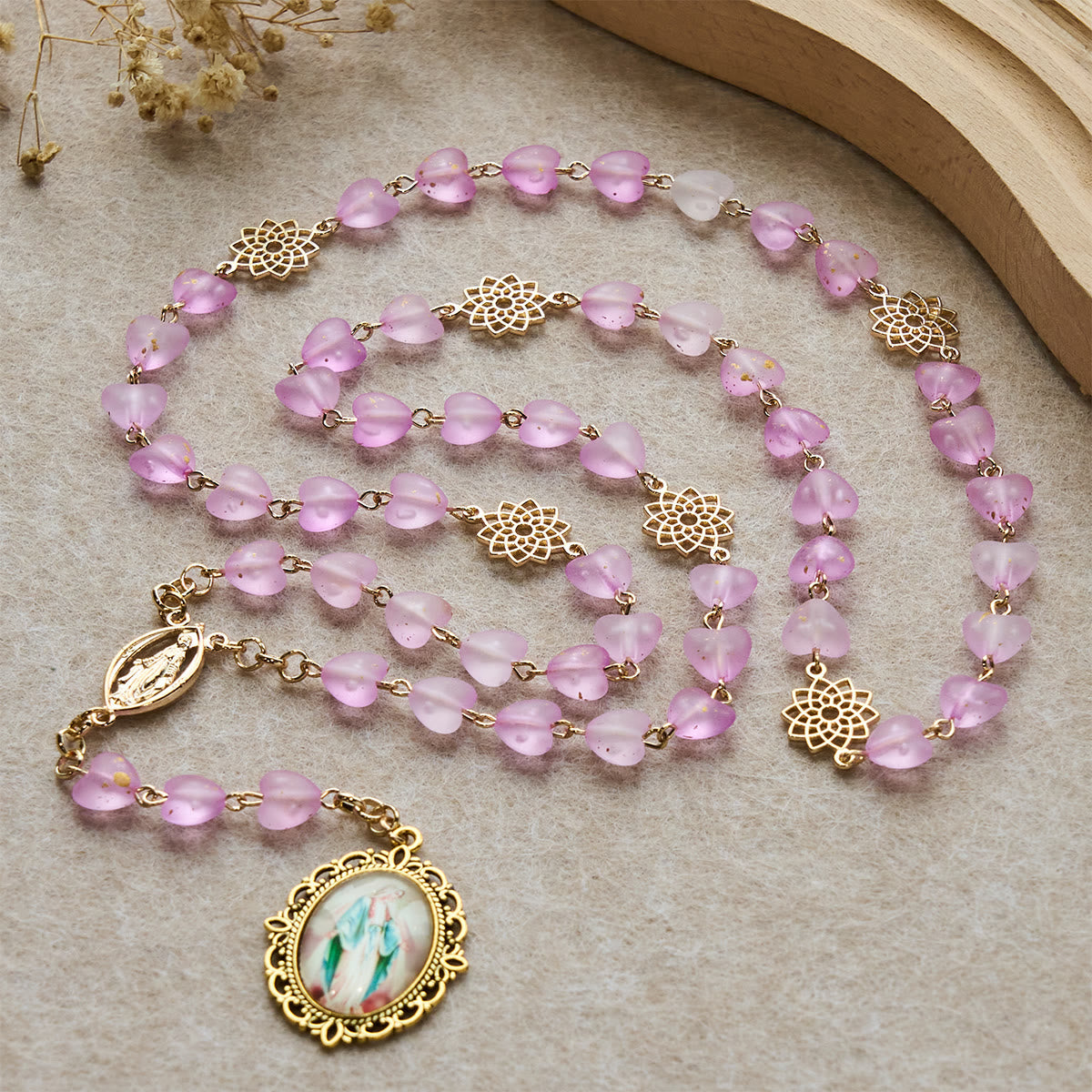 Rosario, pulsera de corazón rosa y mariposa: devoción y espiritualidad artística
