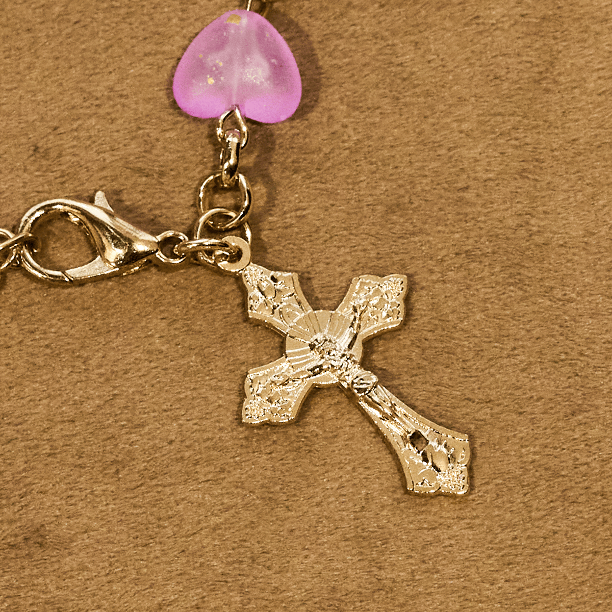 Rosario, pulsera de corazón rosa y mariposa: devoción y espiritualidad artística