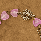 Rosario, pulsera de corazón rosa y mariposa: devoción y espiritualidad artística