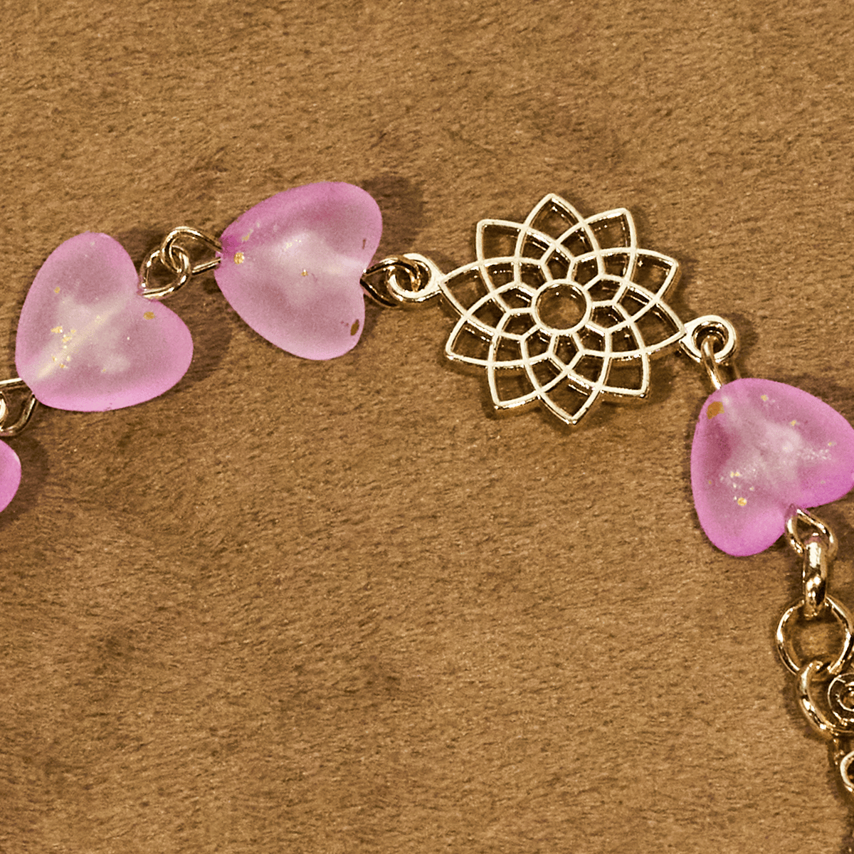 Rosario, pulsera de corazón rosa y mariposa: devoción y espiritualidad artística