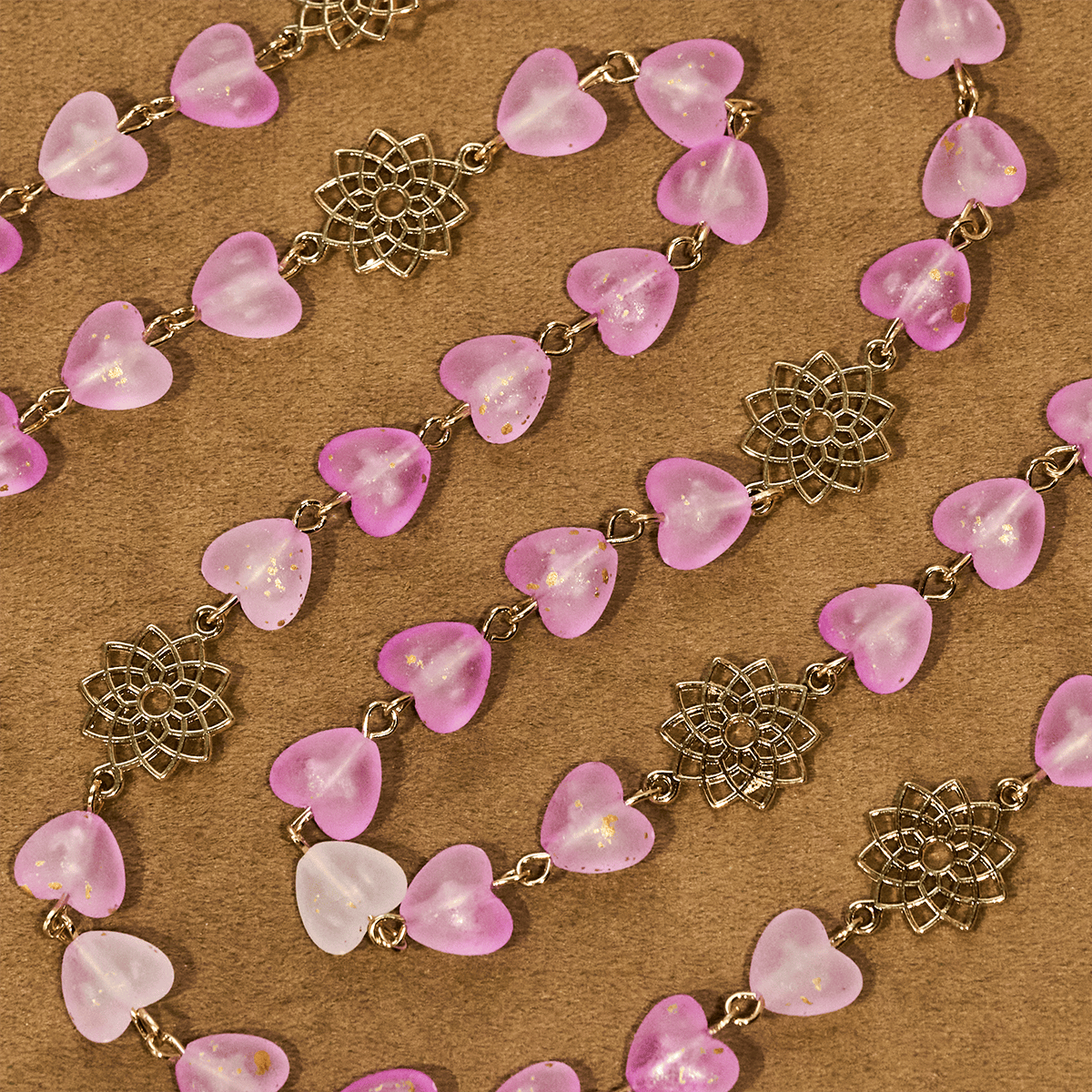 Rosario, pulsera de corazón rosa y mariposa: devoción y espiritualidad artística