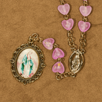 Rosario, pulsera de corazón rosa y mariposa: devoción y espiritualidad artística