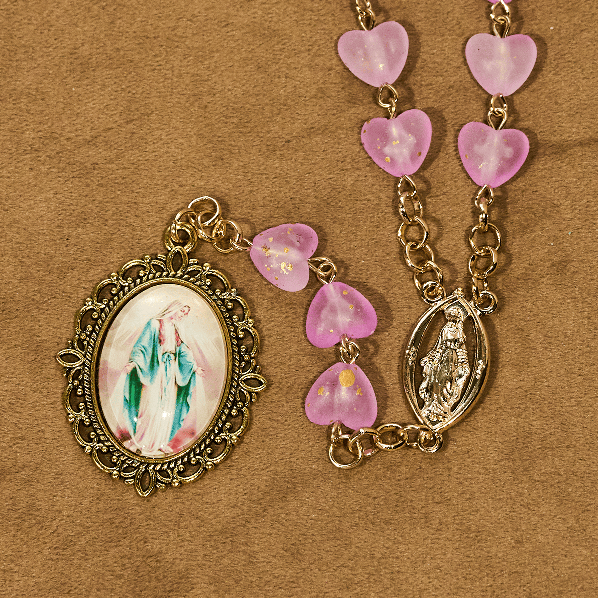 Rosario, pulsera de corazón rosa y mariposa: devoción y espiritualidad artística