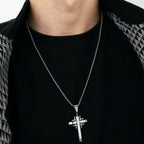 Collar con colgante de cruz geométrica: Fe moderna y devoción elegante