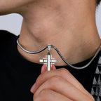 Collar con colgante de cruz geométrica: Fe moderna y devoción elegante