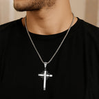 Collar con colgante de cruz geométrica: Fe moderna y devoción elegante