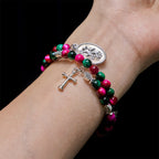 Pulsera de rosario de alambre de memoria de ojo de tigre bitono con San Miguel