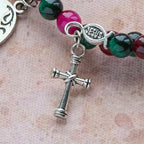 Pulsera de rosario de alambre de memoria de ojo de tigre bitono con San Miguel