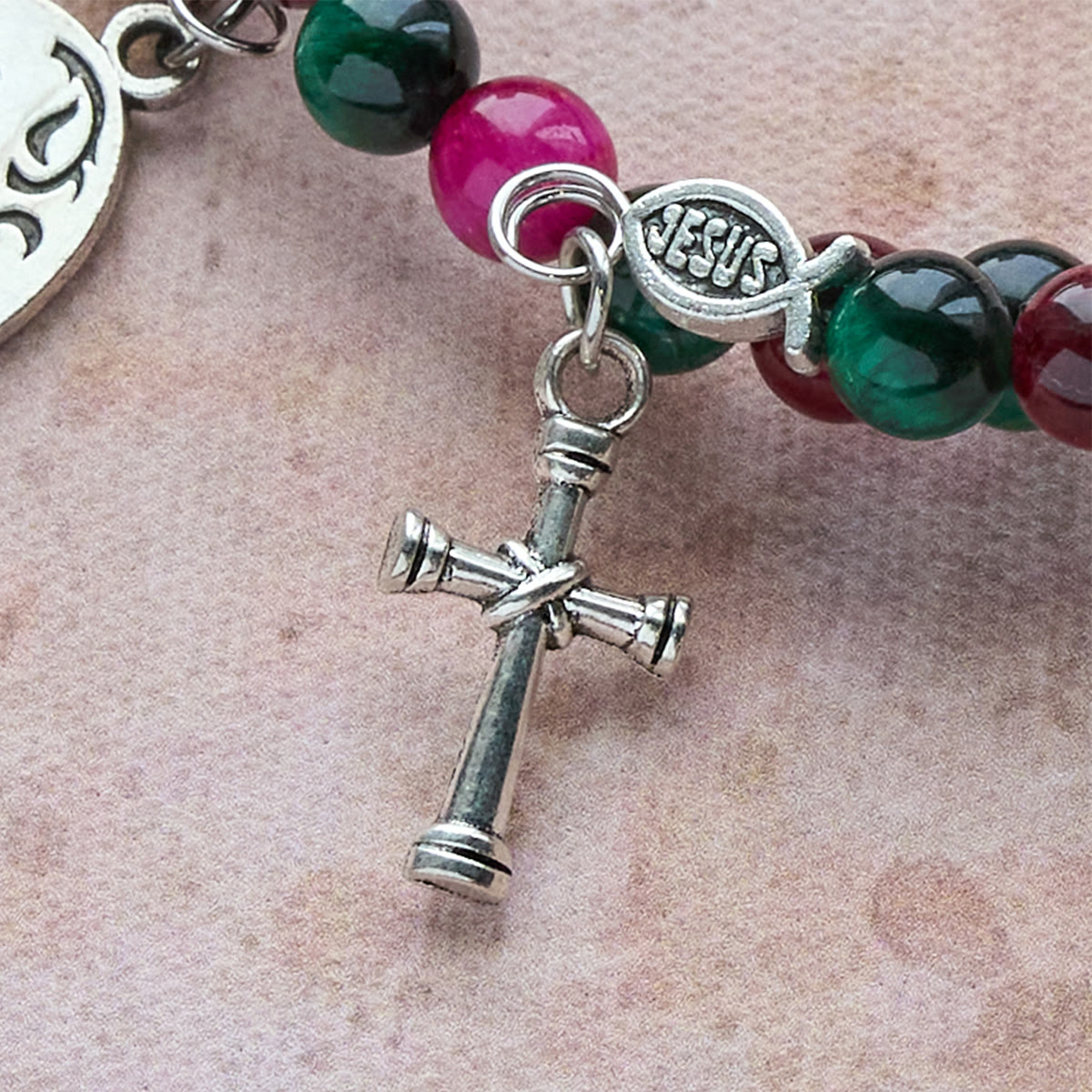 Pulsera de rosario de alambre de memoria de ojo de tigre bitono con San Miguel