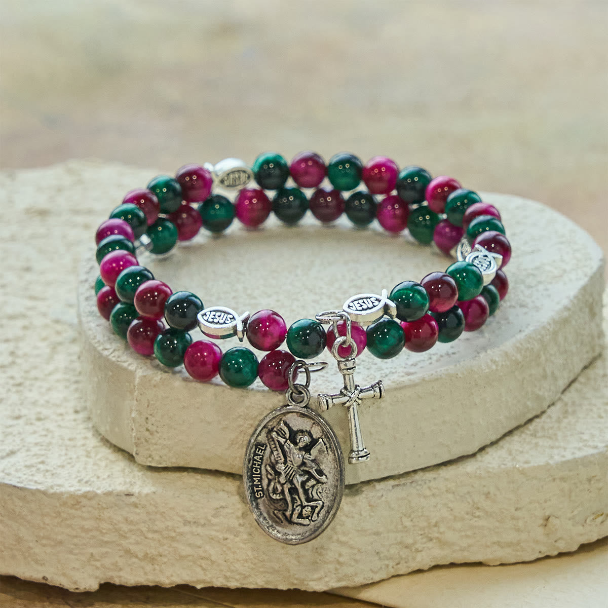 Pulsera de rosario de alambre de memoria de ojo de tigre bitono con San Miguel