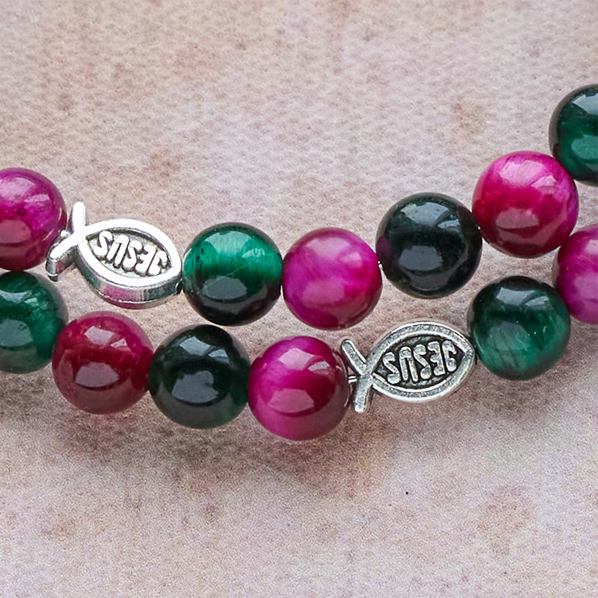Pulsera de rosario de alambre de memoria de ojo de tigre bitono con San Miguel