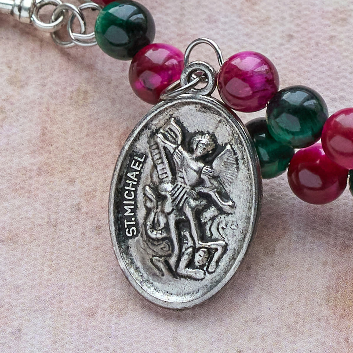 Pulsera de rosario de alambre de memoria de ojo de tigre bitono con San Miguel