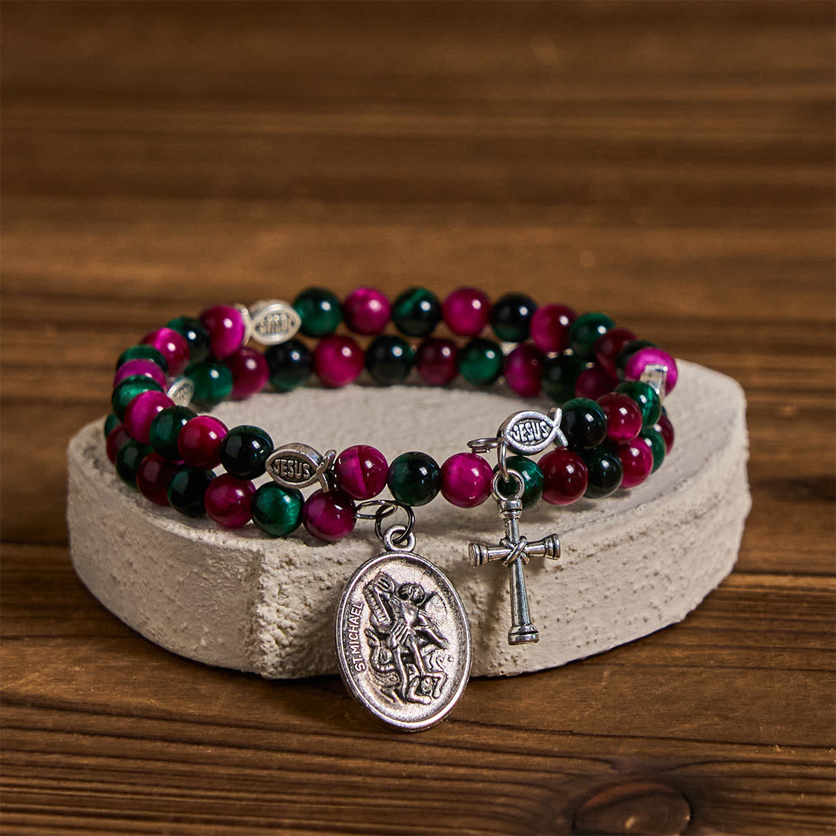 Pulsera de rosario de alambre de memoria de ojo de tigre bitono con San Miguel