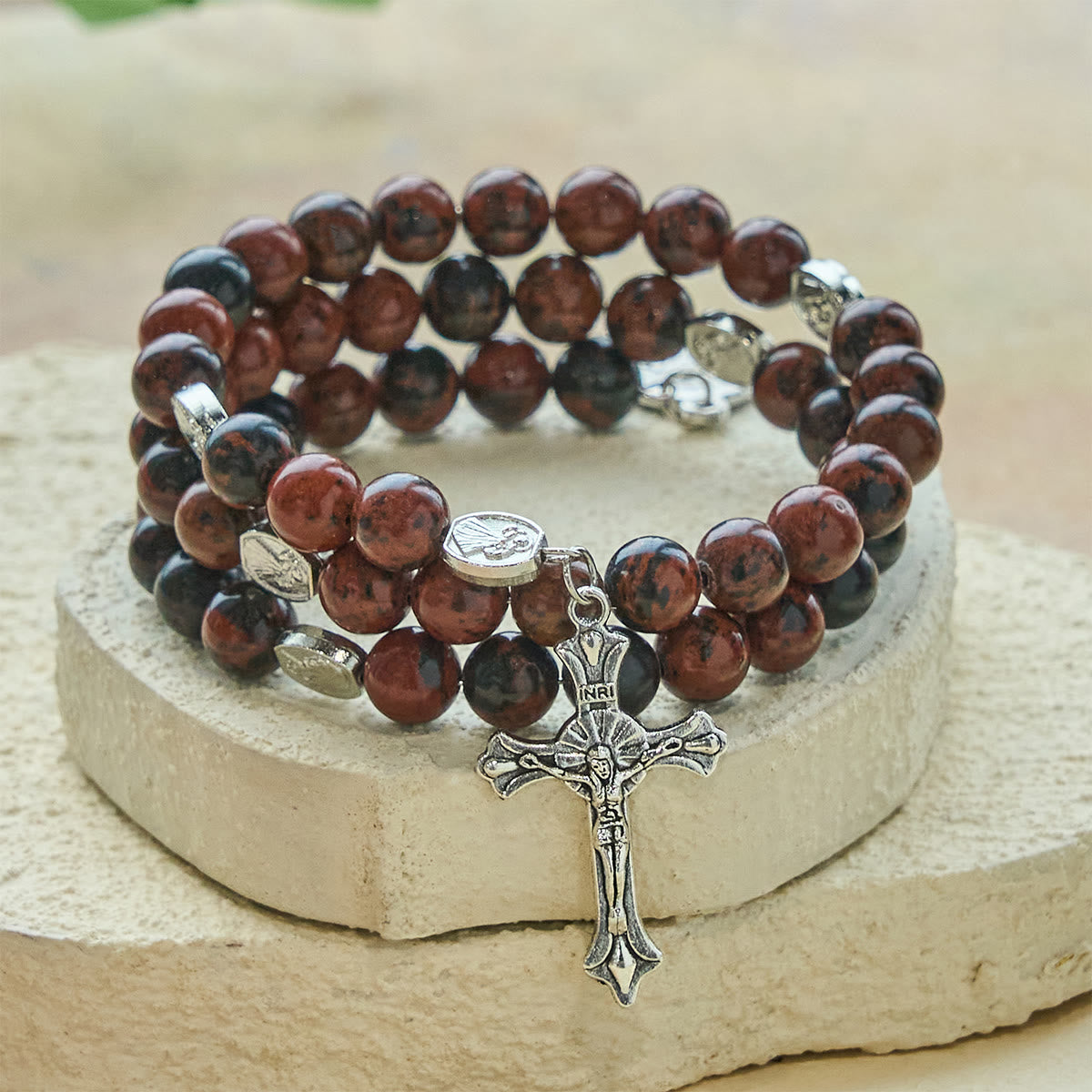 Rosario de pulsera de alambre de memoria de obsidiana caoba natural con Jesús