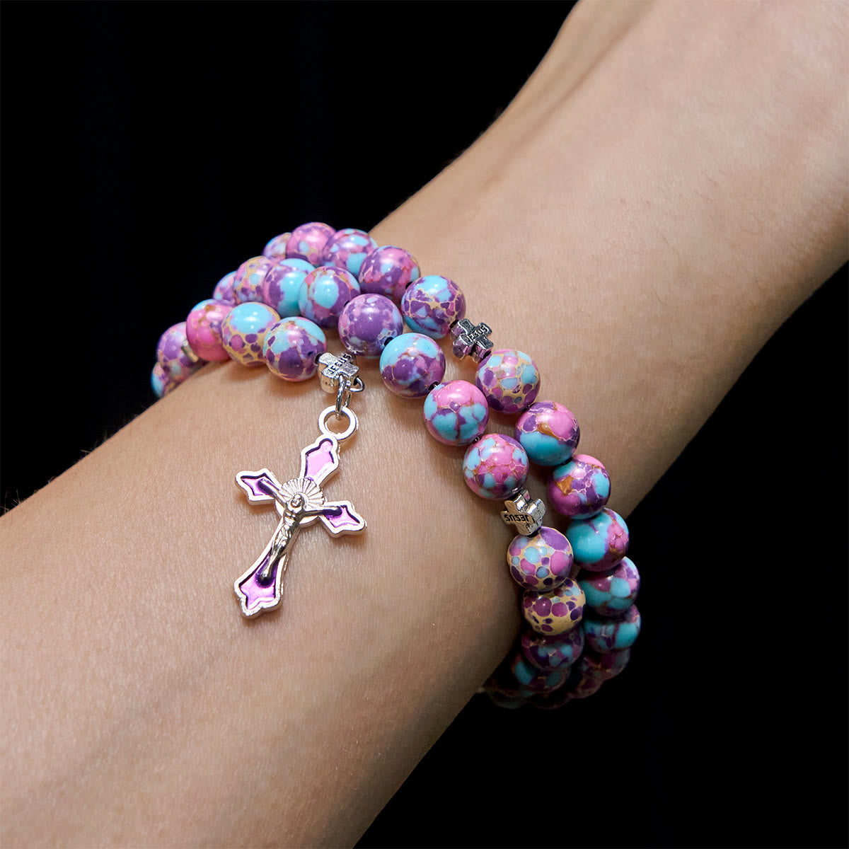 Pulsera Rosario de Alambre de Memoria de Jaspe Imperial Morado con Crucifijo Esmaltado