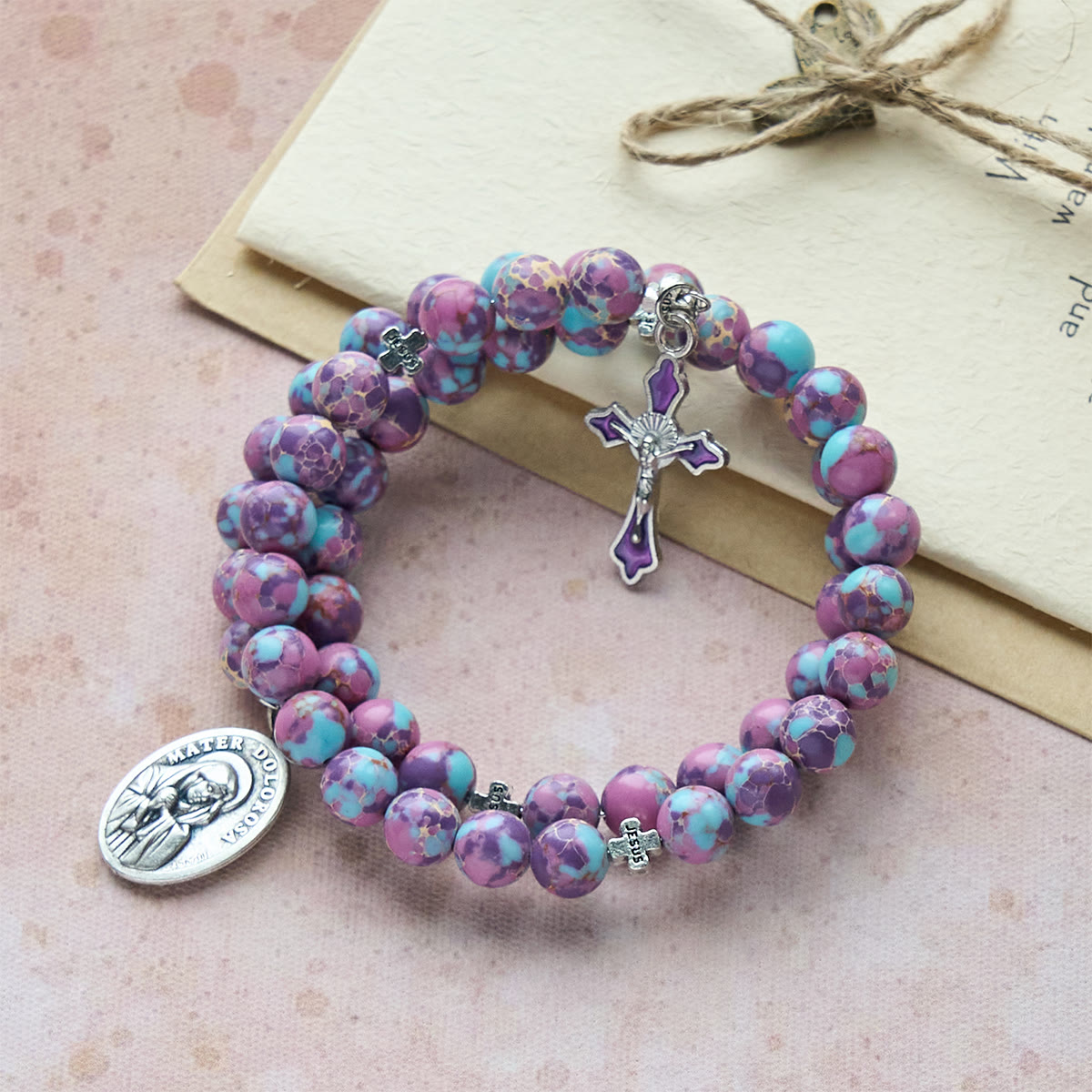 Pulsera Rosario de Alambre de Memoria de Jaspe Imperial Morado con Crucifijo Esmaltado