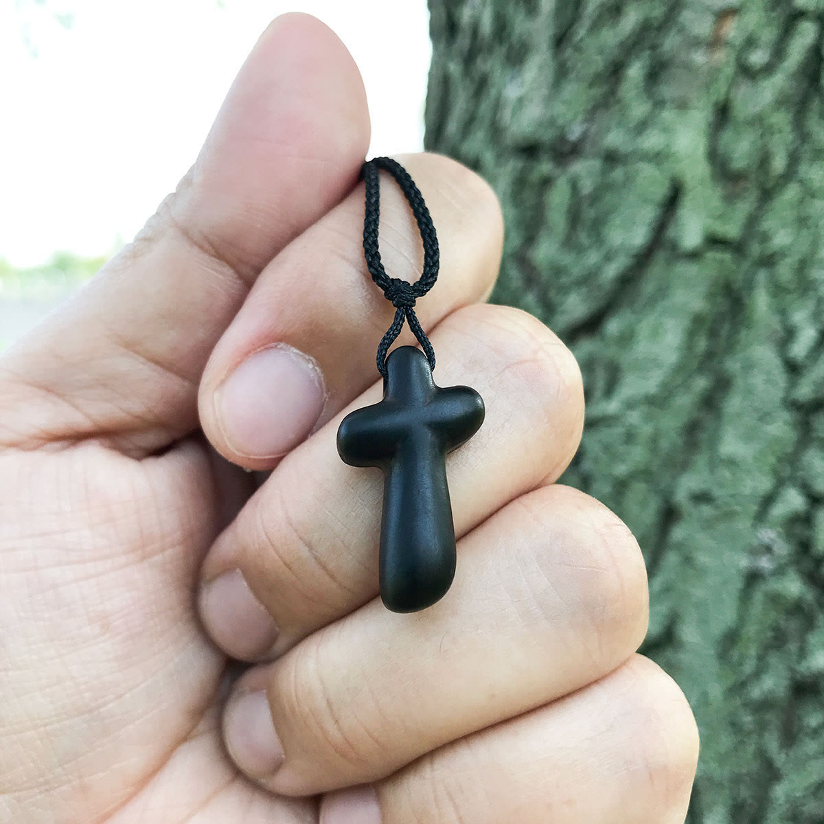 Colgante de cruz de ébano: material natural y símbolo de fe para un vínculo espiritual