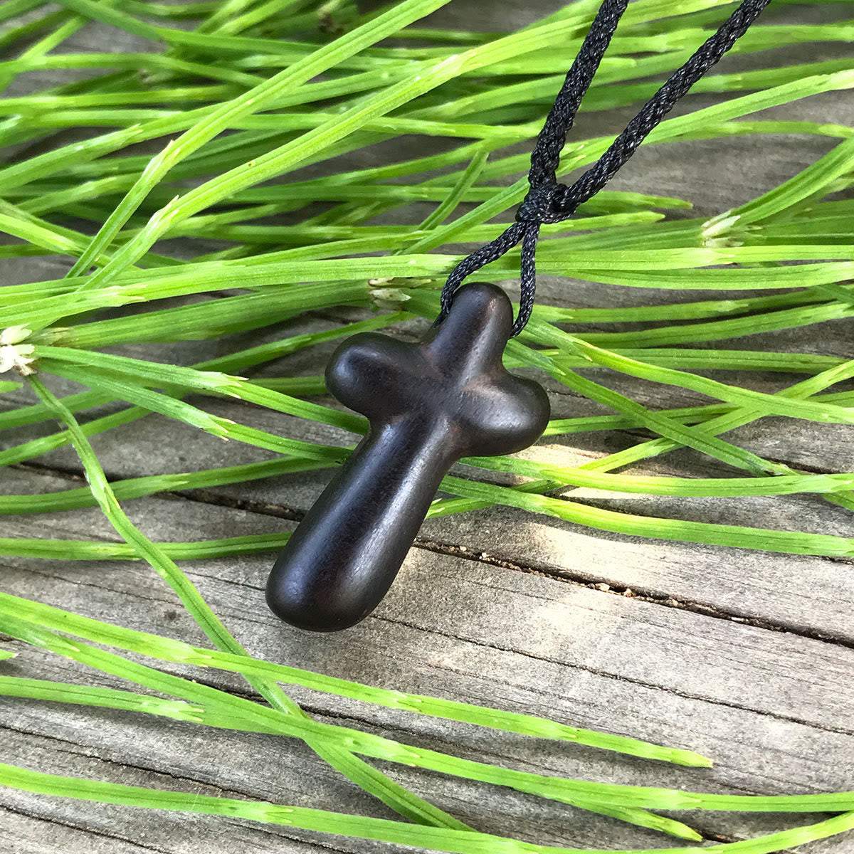 Colgante de cruz de ébano: material natural y símbolo de fe para un vínculo espiritual