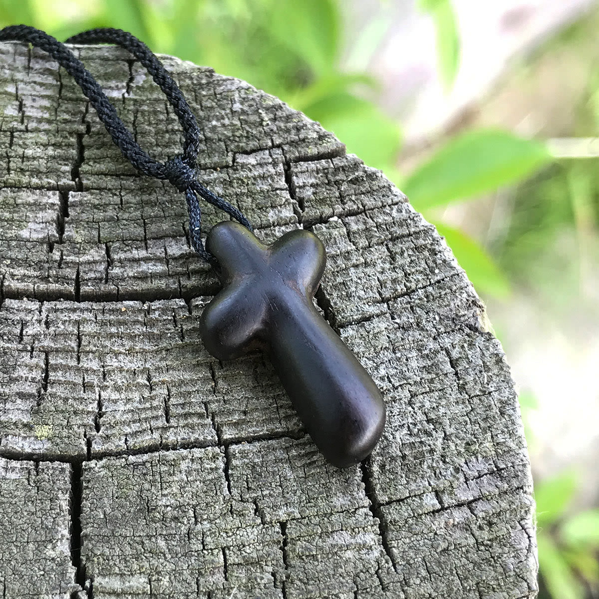 Colgante de cruz de ébano: material natural y símbolo de fe para un vínculo espiritual