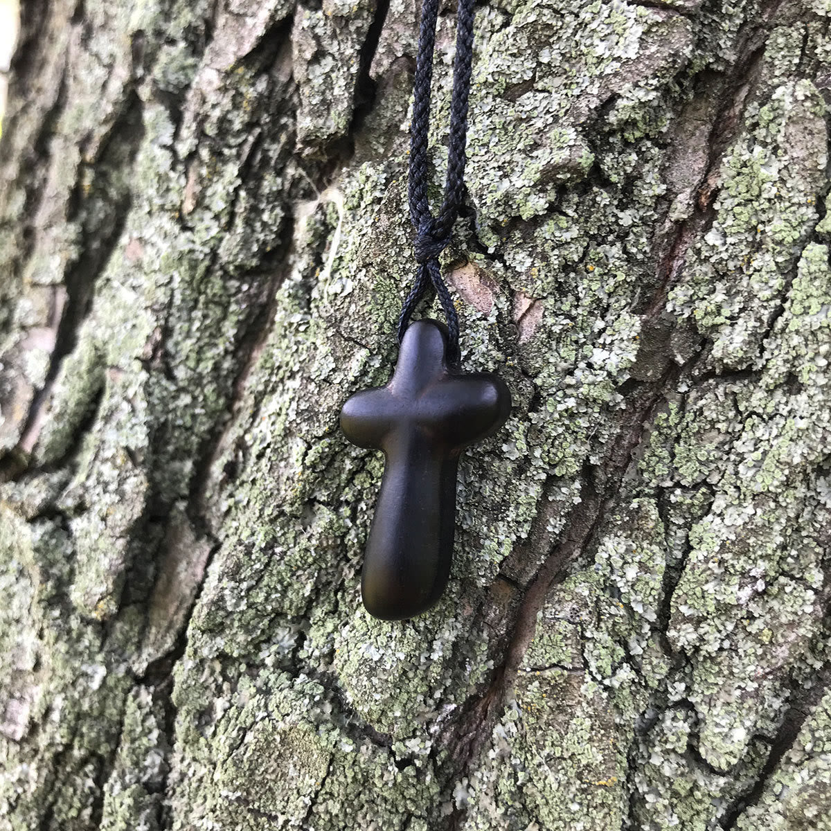 Colgante de cruz de ébano: material natural y símbolo de fe para un vínculo espiritual