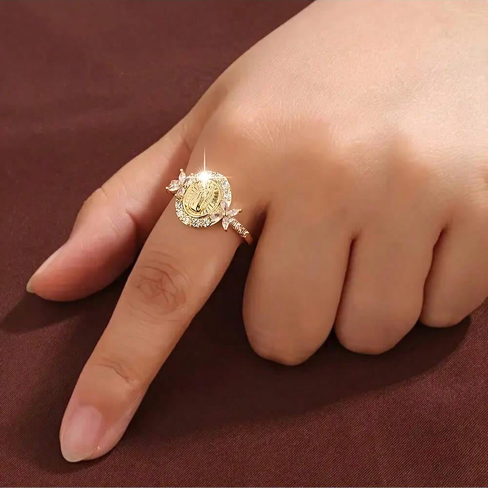 Elegante Anillo con Emblema de la Virgen María: Detalle Sagrado para la Devoción Diaria
