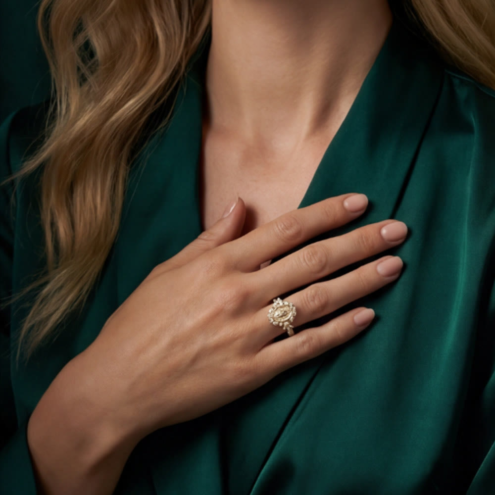 Elegante Anillo con Emblema de la Virgen María: Detalle Sagrado para la Devoción Diaria