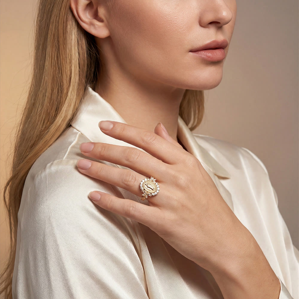 Elegante Anillo con Emblema de la Virgen María: Detalle Sagrado para la Devoción Diaria