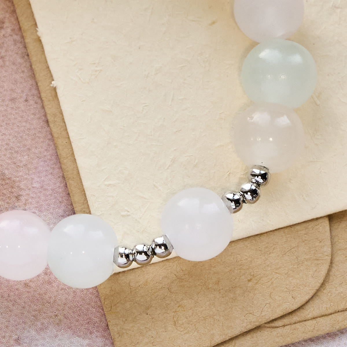 Pulsera de oración de cuentas UV que cambian de color Pastel Glow con Nuestra Señora
