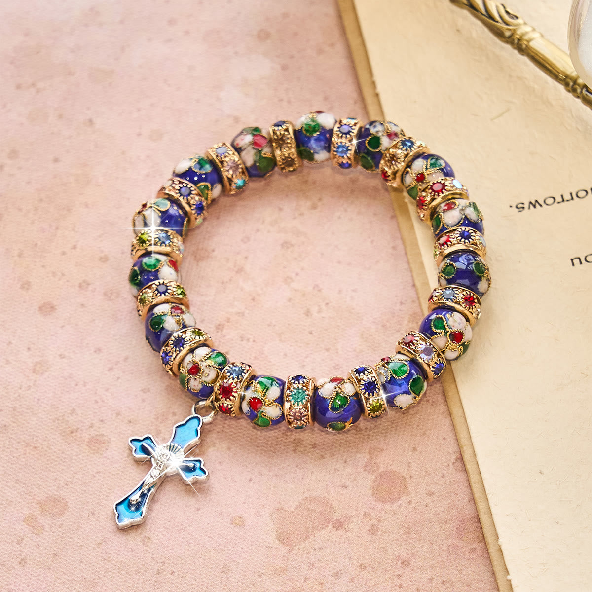 Pulsera de abalorios de cloisonné azul detallado con crucifijo
