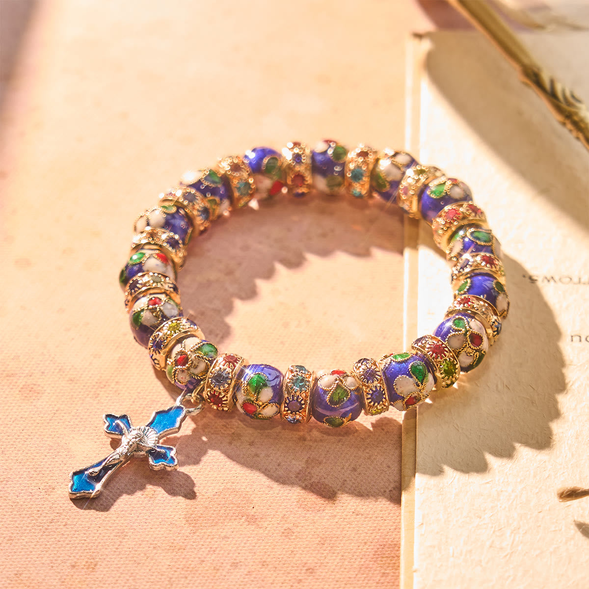 Pulsera de abalorios de cloisonné azul detallado con crucifijo