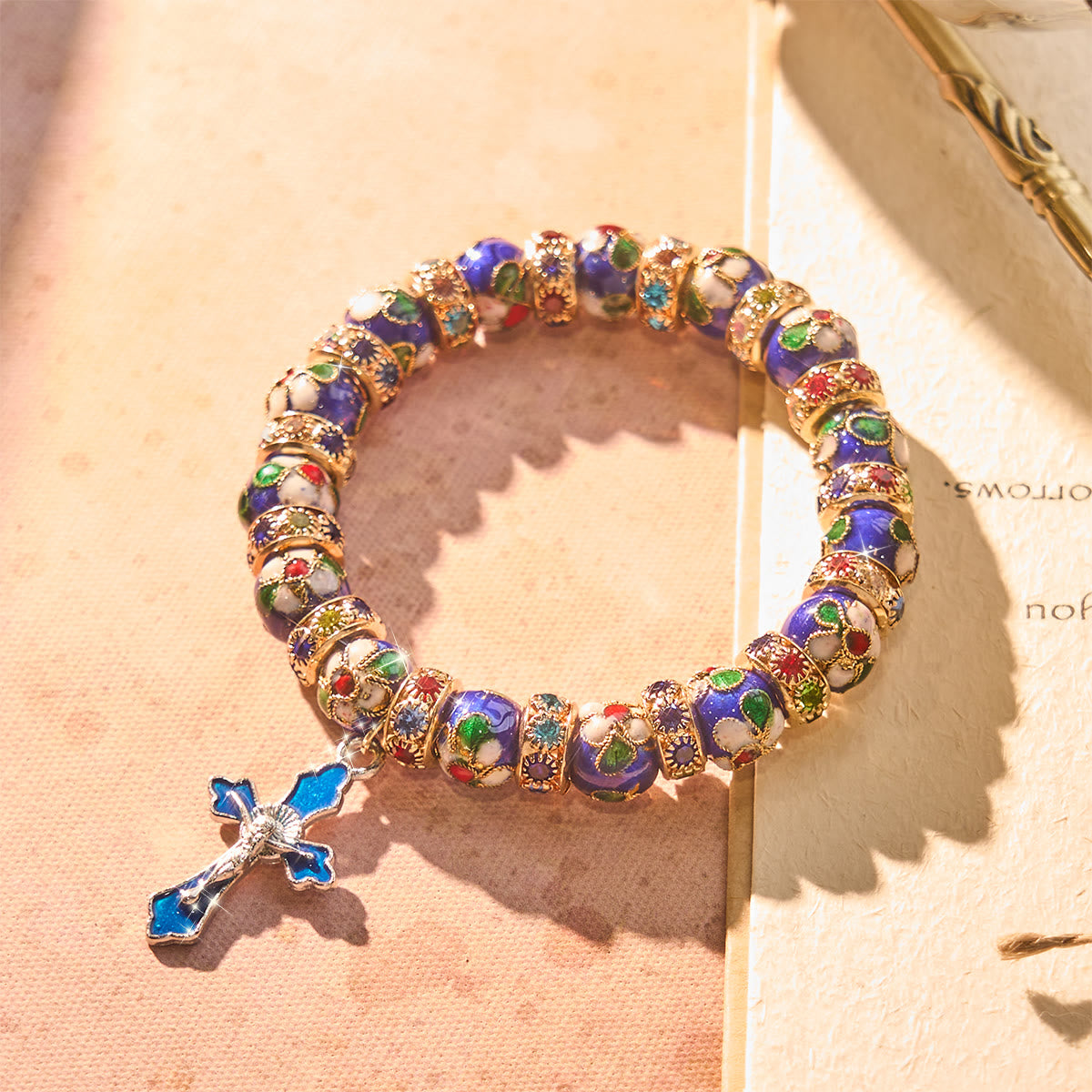 Pulsera de abalorios de cloisonné azul detallado con crucifijo