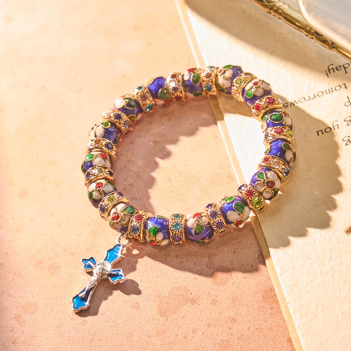Pulsera de abalorios de cloisonné azul detallado con crucifijo