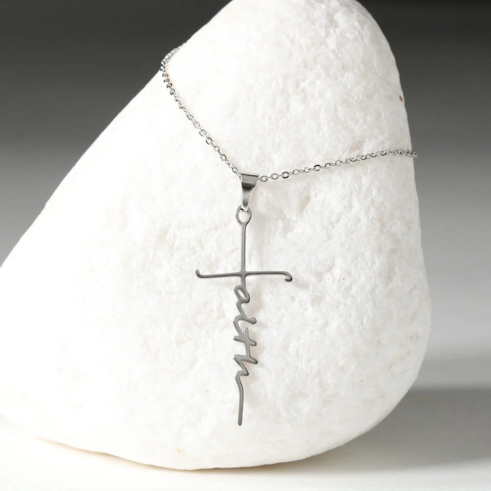 Cruz de Fe con Elegante Escritura: Amuleto de Creencia Suave y Joyería de Uso Diario