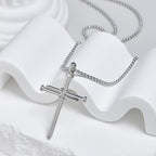 Collar con colgante de cruz de 3 colores para uñas: recordatorio de fe sutil para la vida diaria