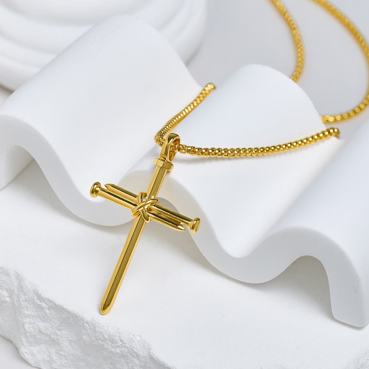 Collar con colgante de cruz de 3 colores para uñas: recordatorio de fe sutil para la vida diaria