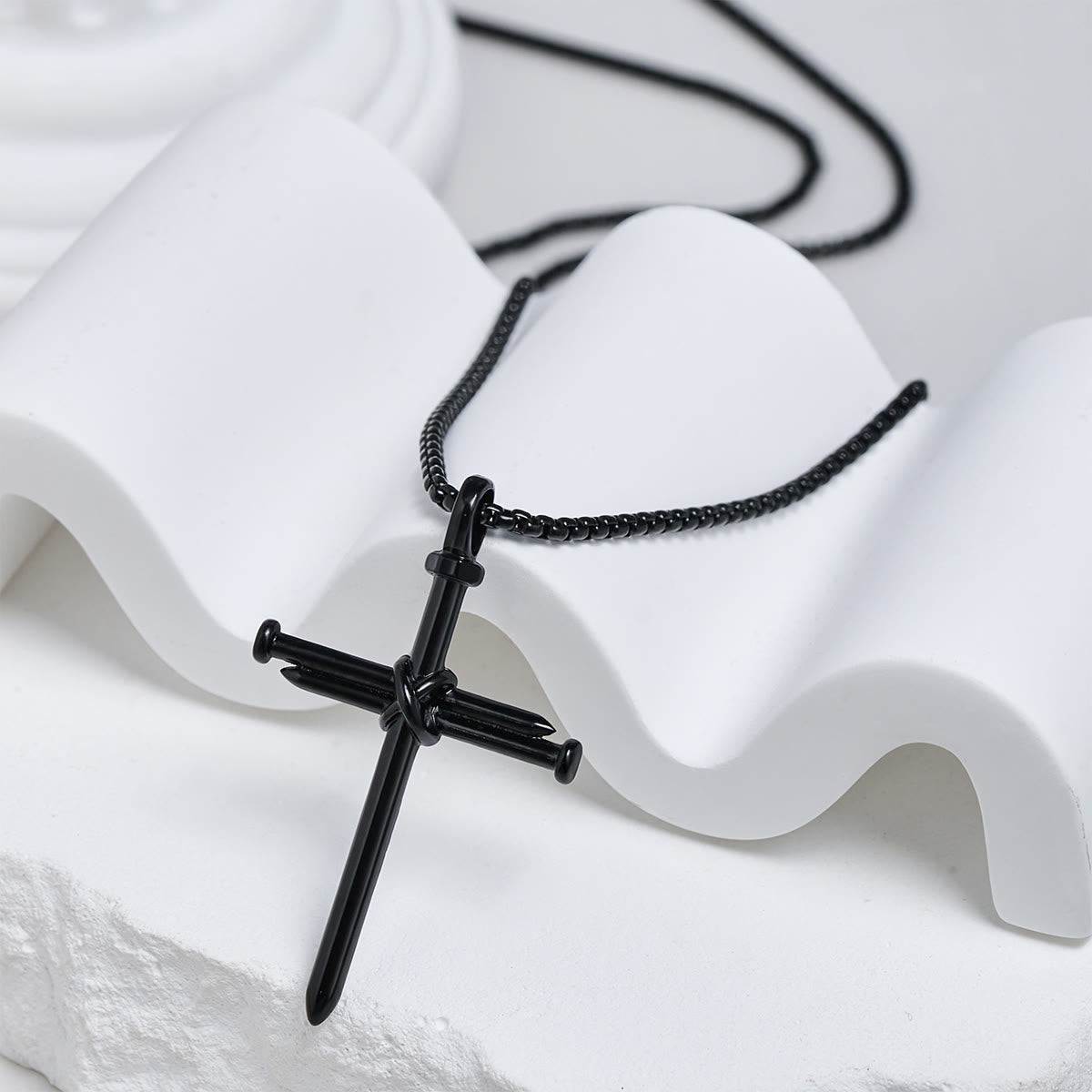 Collar con colgante de cruz de 3 colores para uñas: recordatorio de fe sutil para la vida diaria