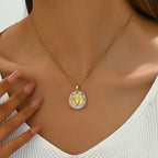Collar con Medallón de la Santa Madre Brillante: Presencia Sagrada para Cada Momento