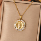 Collar con Medallón de la Santa Madre Brillante: Presencia Sagrada para Cada Momento