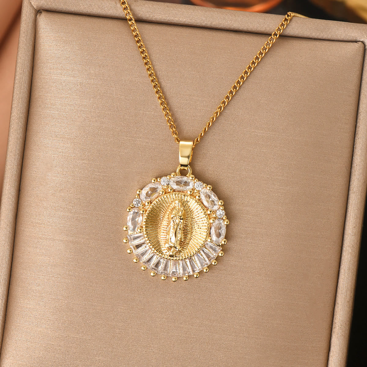 Collar con Medallón de la Santa Madre Brillante: Presencia Sagrada para Cada Momento