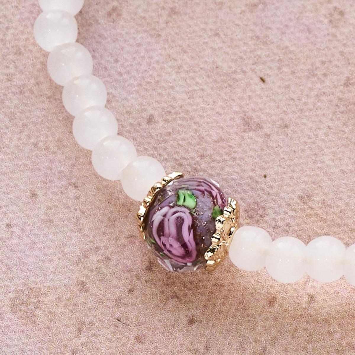 Pulsera de Rosario de Alambre de Memoria con Acentos Florales: Tierna Devoción para los Momentos Diarios