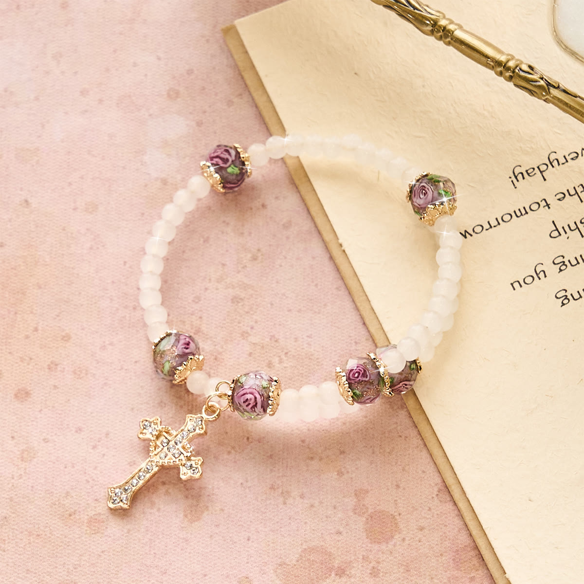 Pulsera de Rosario de Alambre de Memoria con Acentos Florales: Tierna Devoción para los Momentos Diarios